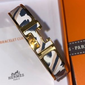 HERMÈS CLIC H LE CHAT CARRE BRACELET Lumière